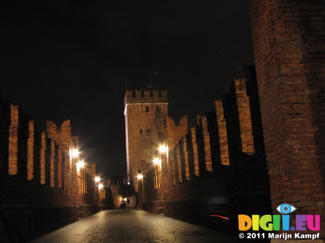 SX19473 Ponte de Castelvecchio at night, Verona, Italy